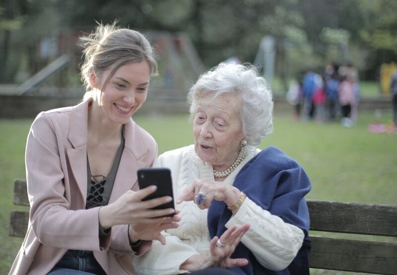 Alzheimer Hastası Bakımı: Sabır, Bilgi ve Sevgiyle Mümkün