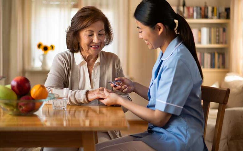 Yaşlı Bakımında Güvenilir Bir Bakıcı Nasıl Bulunur?